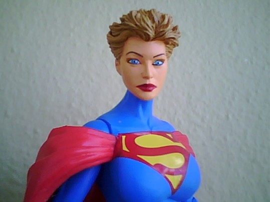 elseworld-supergirl-closeup.jpg